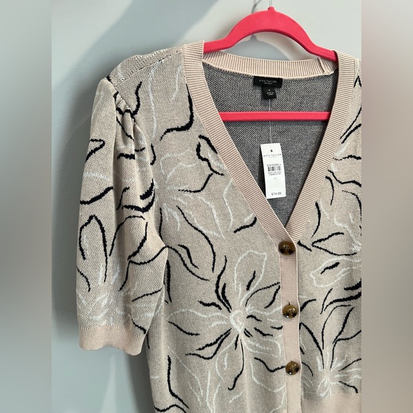 Ann Taylor Beige Floral Short Sleeve Cardigan Size Medium NWT - Picture 3 of 5